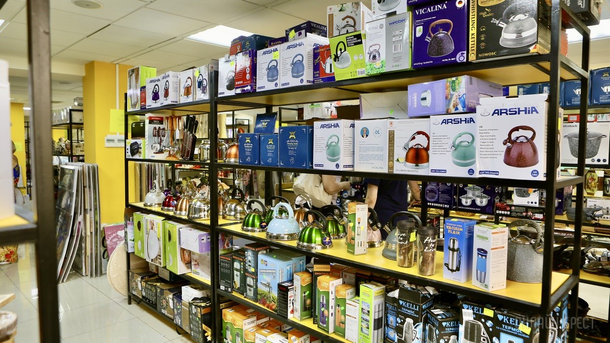 Много стильной летней одежды и обуви по низким ценам! Шопинг в большом магазине «Универмаг Одежда Обувь» на Советской экономит семейный бюджет