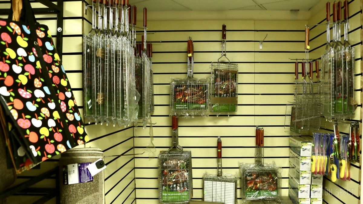 Много стильной летней одежды и обуви по низким ценам! Шопинг в большом магазине «Универмаг Одежда Обувь» на Советской экономит семейный бюджет