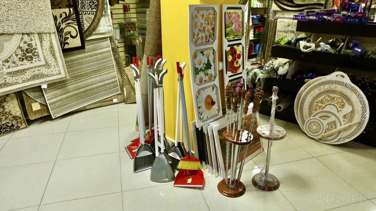 Много стильной летней одежды и обуви по низким ценам! Шопинг в большом магазине «Универмаг Одежда Обувь» на Советской экономит семейный бюджет