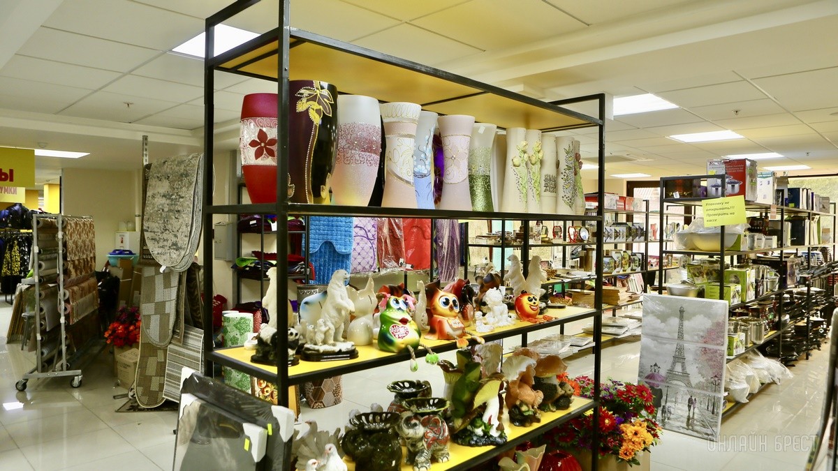 Много стильной летней одежды и обуви по низким ценам! Шопинг в большом магазине «Универмаг Одежда Обувь» на Советской экономит семейный бюджет