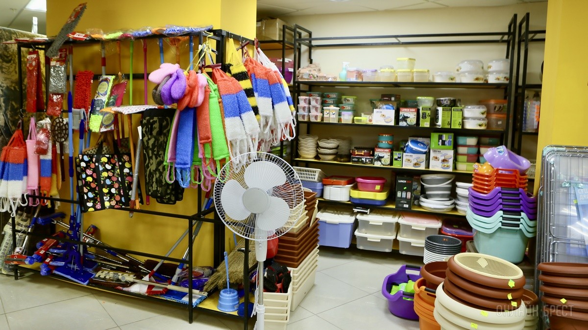 Много стильной летней одежды и обуви по низким ценам! Шопинг в большом магазине «Универмаг Одежда Обувь» на Советской экономит семейный бюджет