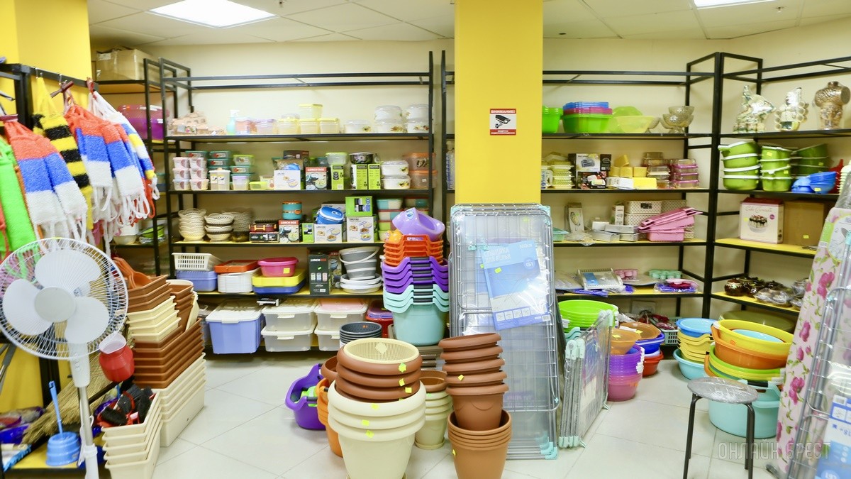 Много стильной летней одежды и обуви по низким ценам! Шопинг в большом магазине «Универмаг Одежда Обувь» на Советской экономит семейный бюджет