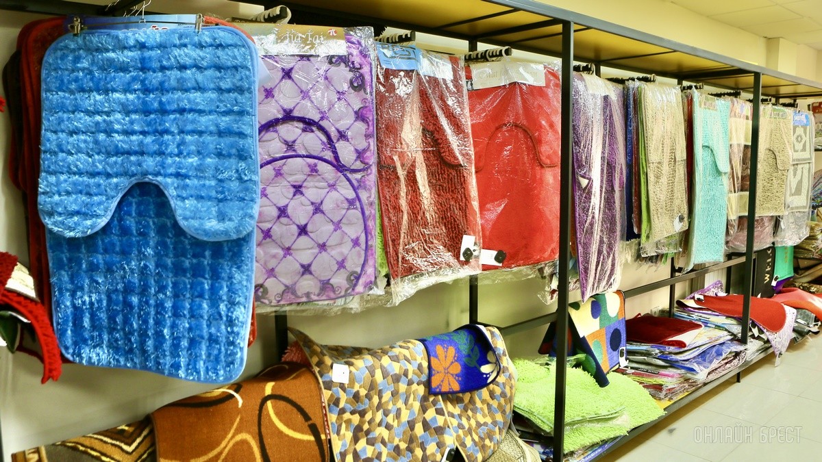 Много стильной летней одежды и обуви по низким ценам! Шопинг в большом магазине «Универмаг Одежда Обувь» на Советской экономит семейный бюджет