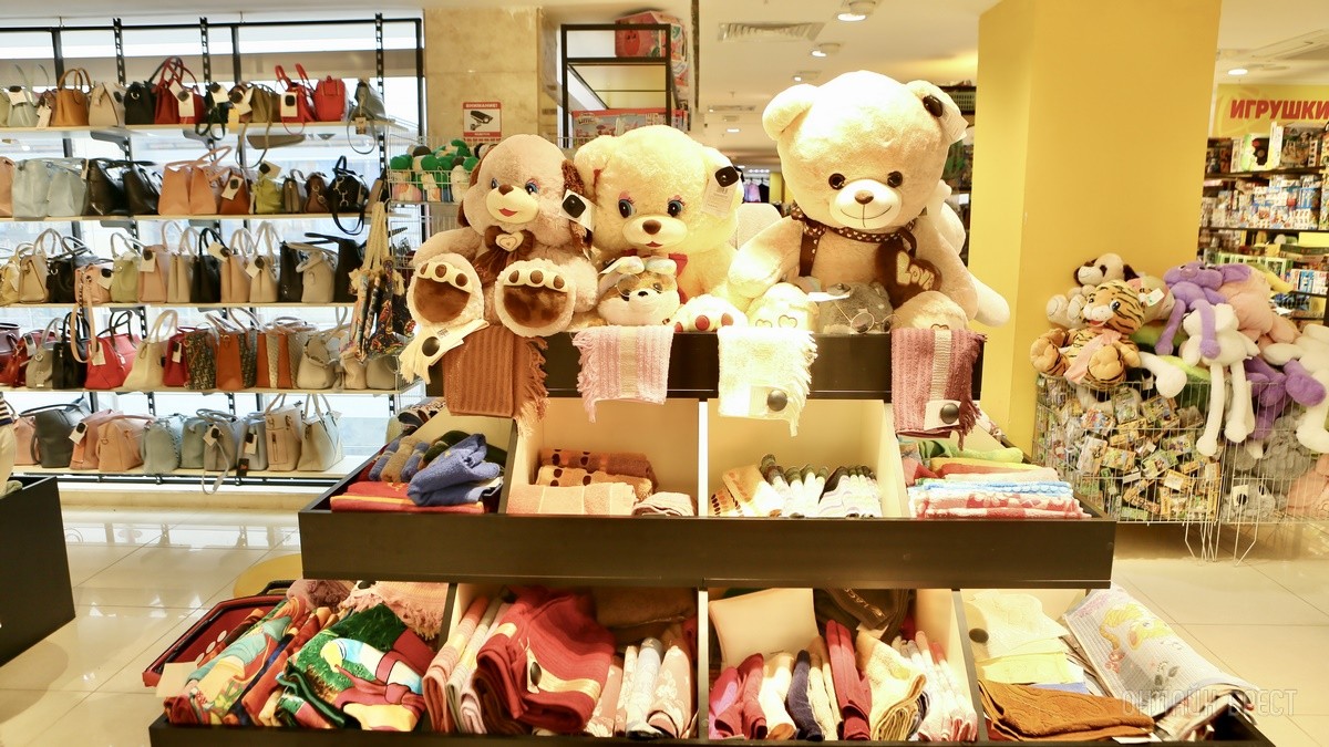 Много стильной летней одежды и обуви по низким ценам! Шопинг в большом магазине «Универмаг Одежда Обувь» на Советской экономит семейный бюджет