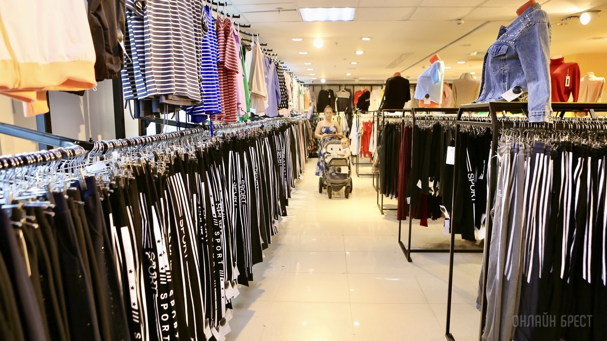 Много стильной летней одежды и обуви по низким ценам! Шопинг в большом магазине «Универмаг Одежда Обувь» на Советской экономит семейный бюджет