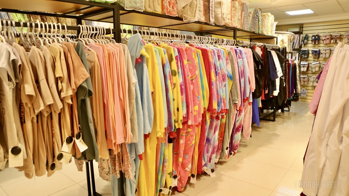Много стильной летней одежды и обуви по низким ценам! Шопинг в большом магазине «Универмаг Одежда Обувь» на Советской экономит семейный бюджет