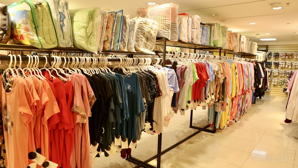 Много стильной летней одежды и обуви по низким ценам! Шопинг в большом магазине «Универмаг Одежда Обувь» на Советской экономит семейный бюджет