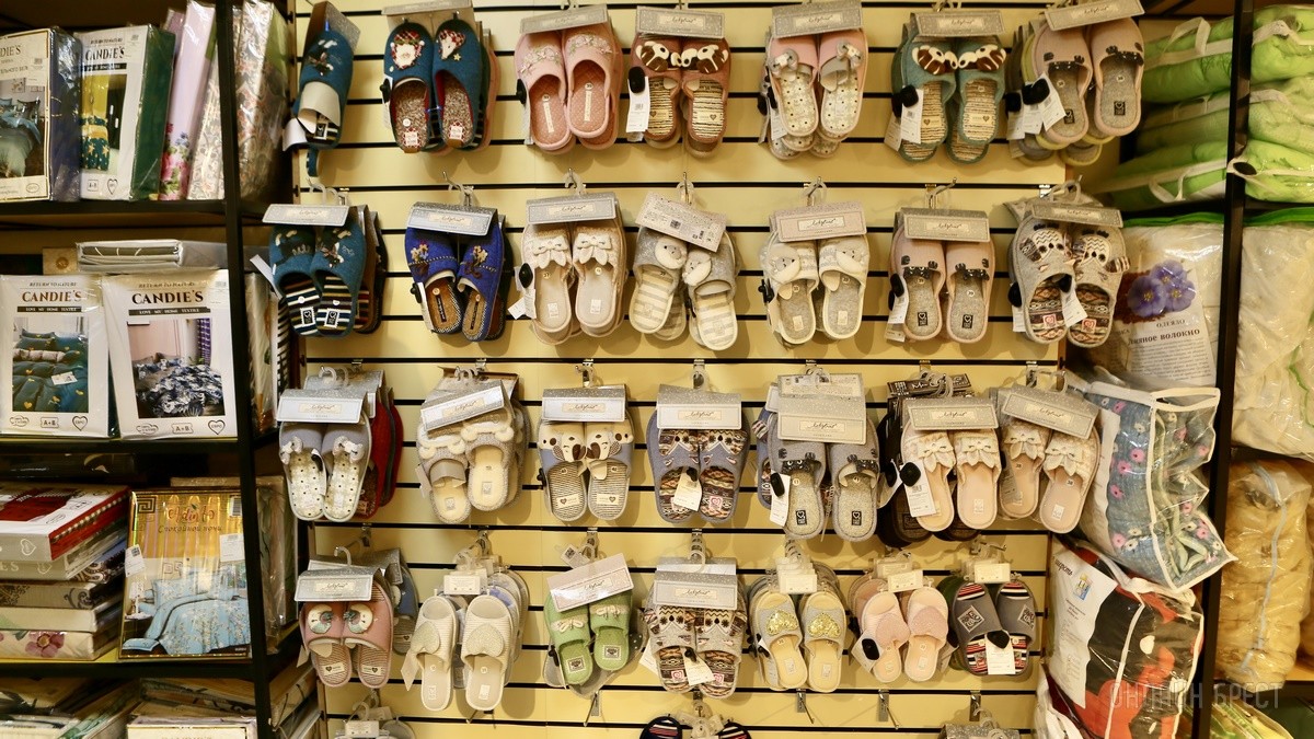 Много стильной летней одежды и обуви по низким ценам! Шопинг в большом магазине «Универмаг Одежда Обувь» на Советской экономит семейный бюджет