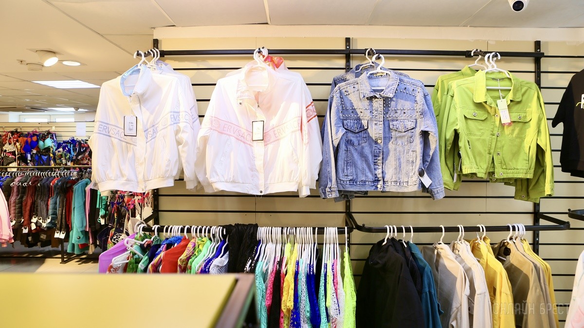 Много стильной летней одежды и обуви по низким ценам! Шопинг в большом магазине «Универмаг Одежда Обувь» на Советской экономит семейный бюджет