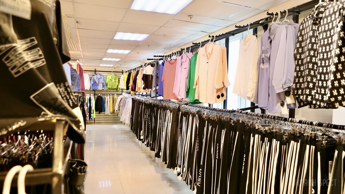Много стильной летней одежды и обуви по низким ценам! Шопинг в большом магазине «Универмаг Одежда Обувь» на Советской экономит семейный бюджет