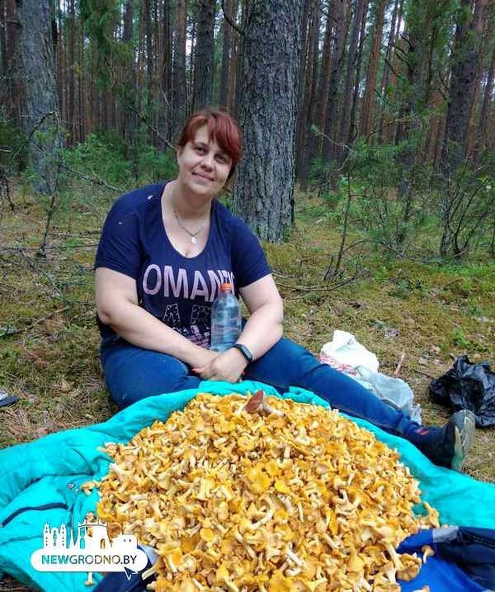 Женщина с сыном за один поход в лес собрали более 17 кг лисичек!