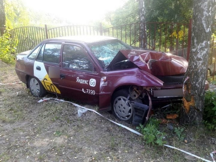 Таксист дал порулить 18-летнему пассажиру. Получилось не очень