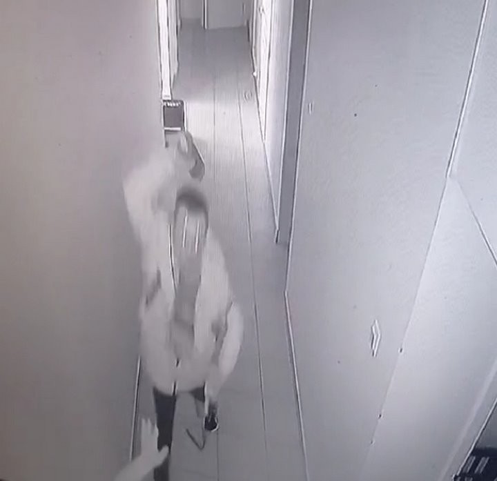 Парень разбил бутылку о голову продавца, помешавшего ему украсть алкоголь. Смотрите, кем оказался продавец