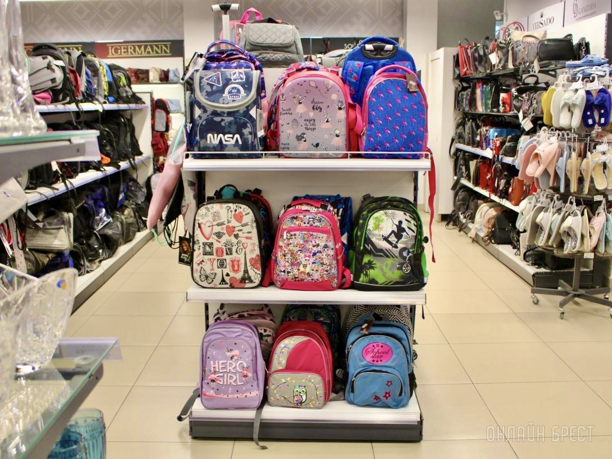 Две семьи, где есть школьники, составили лучший план покупок к новому учебному году