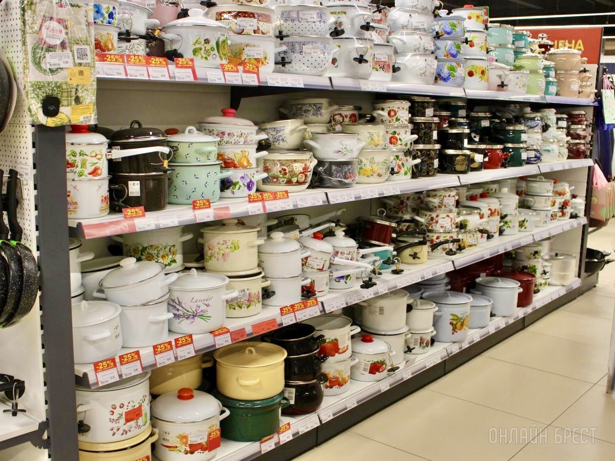 Кое-что новенькое! Большое обновление ассортимента в брестском «ЦУМе» (третий этаж): школьные товары, мужская и женская одежда, текстиль, кухонная утварь, кожгалантерея