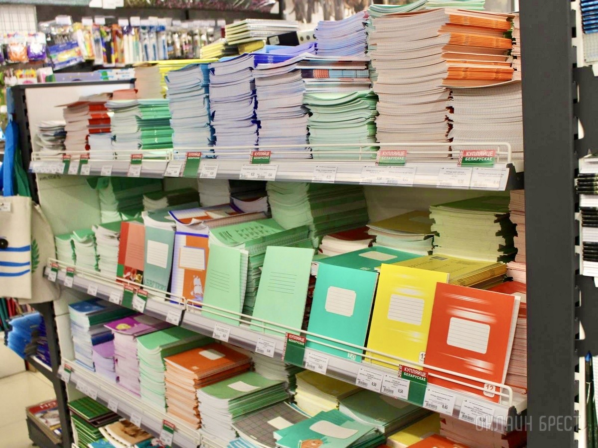 Две семьи, где есть школьники, составили лучший план покупок к новому учебному году