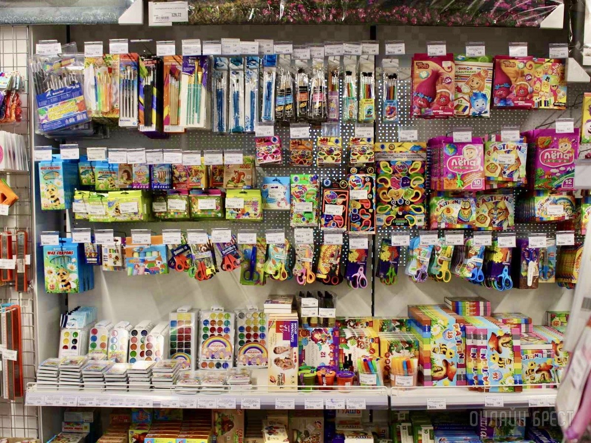 Кое-что новенькое! Большое обновление ассортимента в брестском «ЦУМе» (третий этаж): школьные товары, мужская и женская одежда, текстиль, кухонная утварь, кожгалантерея