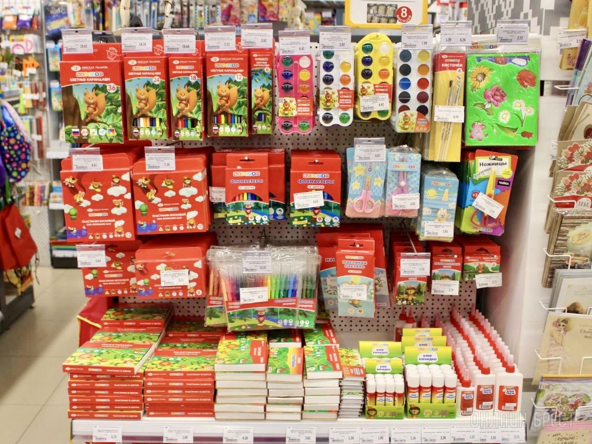 Кое-что новенькое! Большое обновление ассортимента в брестском «ЦУМе» (третий этаж): школьные товары, мужская и женская одежда, текстиль, кухонная утварь, кожгалантерея