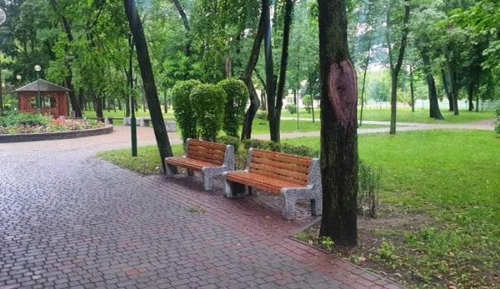 В Бресте парк культуры и отдыха получил 10 новеньких лавочек
