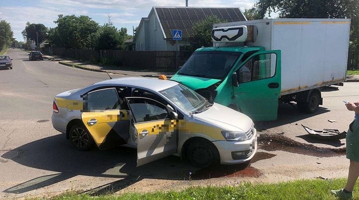 В Барановичах грузовик врезался в такси