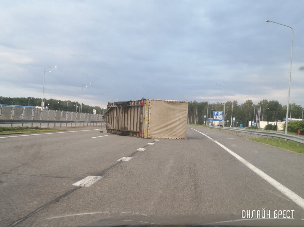 В Кобринском районе перевернулся грузовик