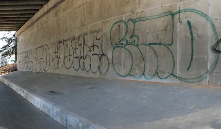 В Беларуси парни исписали путепровод. Итог — злостное хулиганство и взыскание 60 тыс. рублей