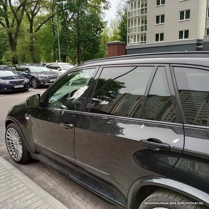 Детки игрались: нашли на свалке ведро краски и скинули его с 20-го этажа. Заляпали двор с машинами