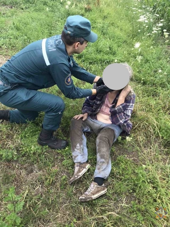 В Жабинковском районе работники МЧС нашли потерявшуюся ягодницу