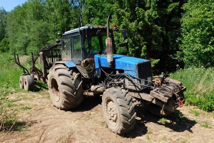 Обиженный пенсионер насыпал наждачной пыли в двигатель чужого трактора, что вывело тот из строя