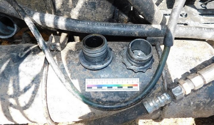 Обиженный пенсионер насыпал наждачной пыли в двигатель чужого трактора, что вывело тот из строя