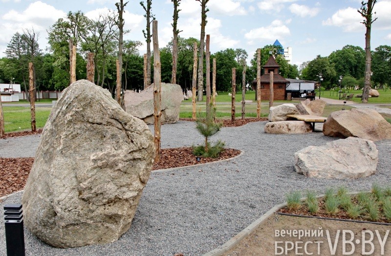 Яркие краски, цветы и очаровательные брестчанки – на городской Набережной. Фоторепортаж