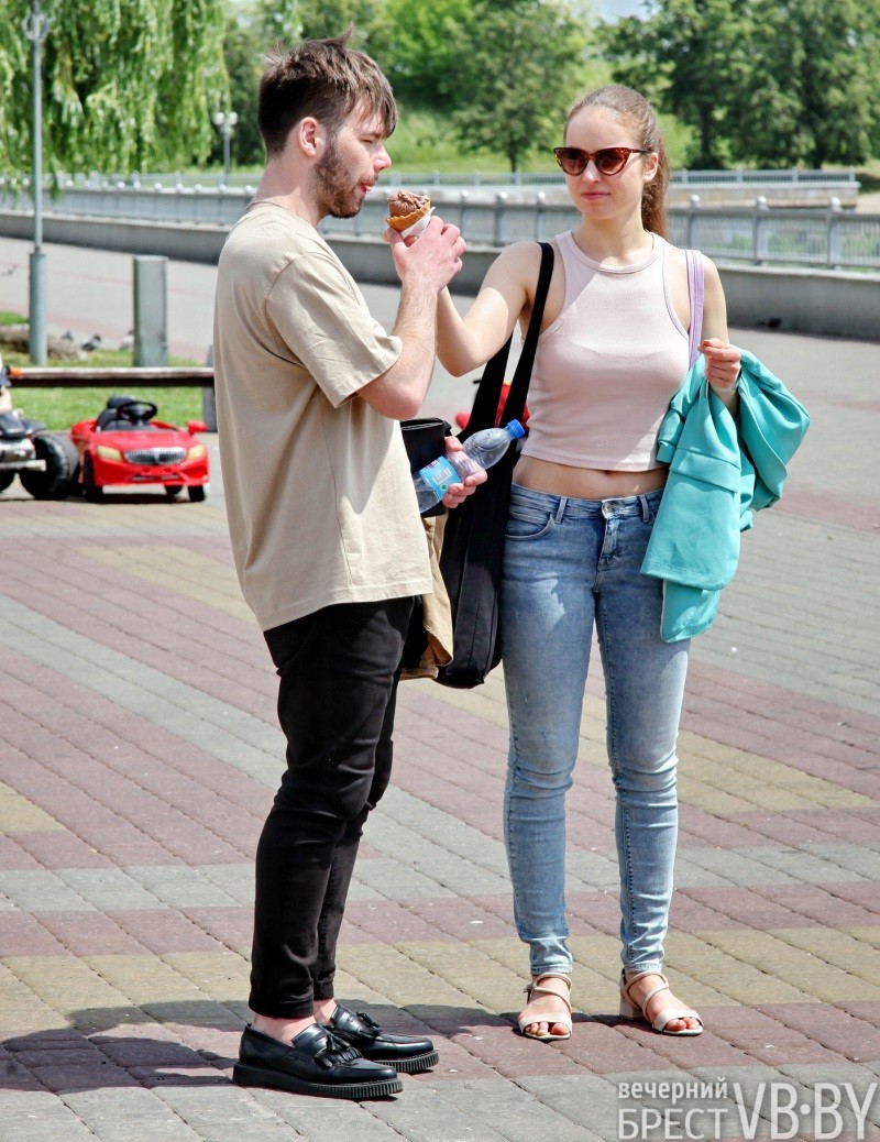 Яркие краски, цветы и очаровательные брестчанки – на городской Набережной. Фоторепортаж