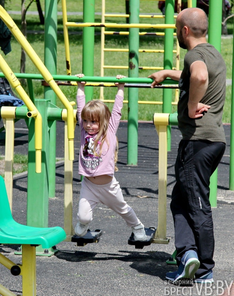 Яркие краски, цветы и очаровательные брестчанки – на городской Набережной. Фоторепортаж
