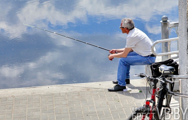 Яркие краски, цветы и очаровательные брестчанки – на городской Набережной. Фоторепортаж