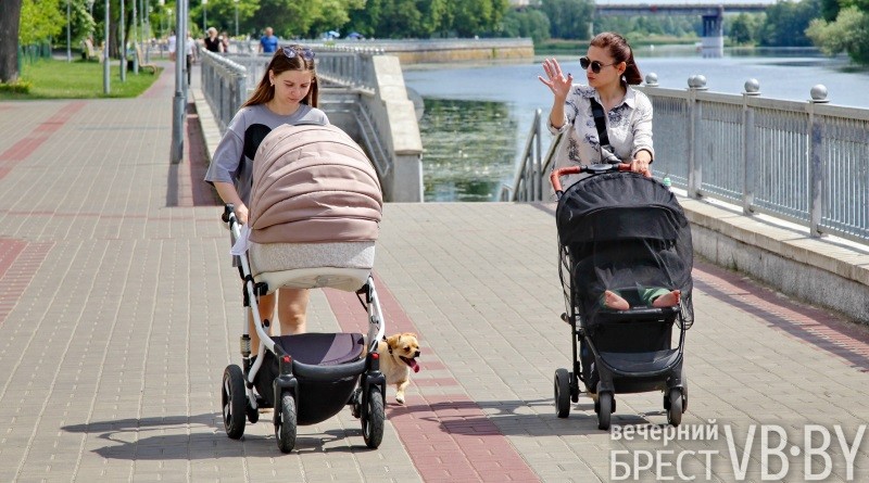 Яркие краски, цветы и очаровательные брестчанки – на городской Набережной. Фоторепортаж