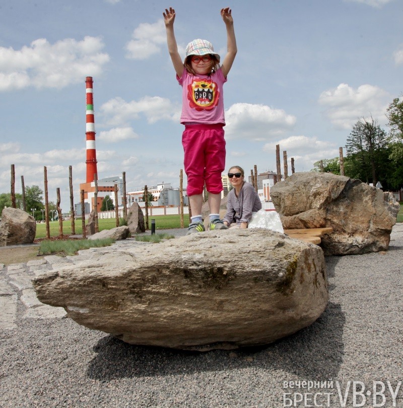 Яркие краски, цветы и очаровательные брестчанки – на городской Набережной. Фоторепортаж