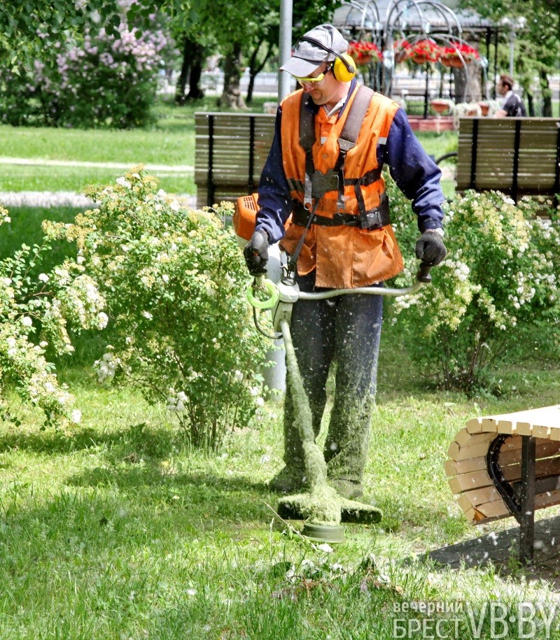 Яркие краски, цветы и очаровательные брестчанки – на городской Набережной. Фоторепортаж