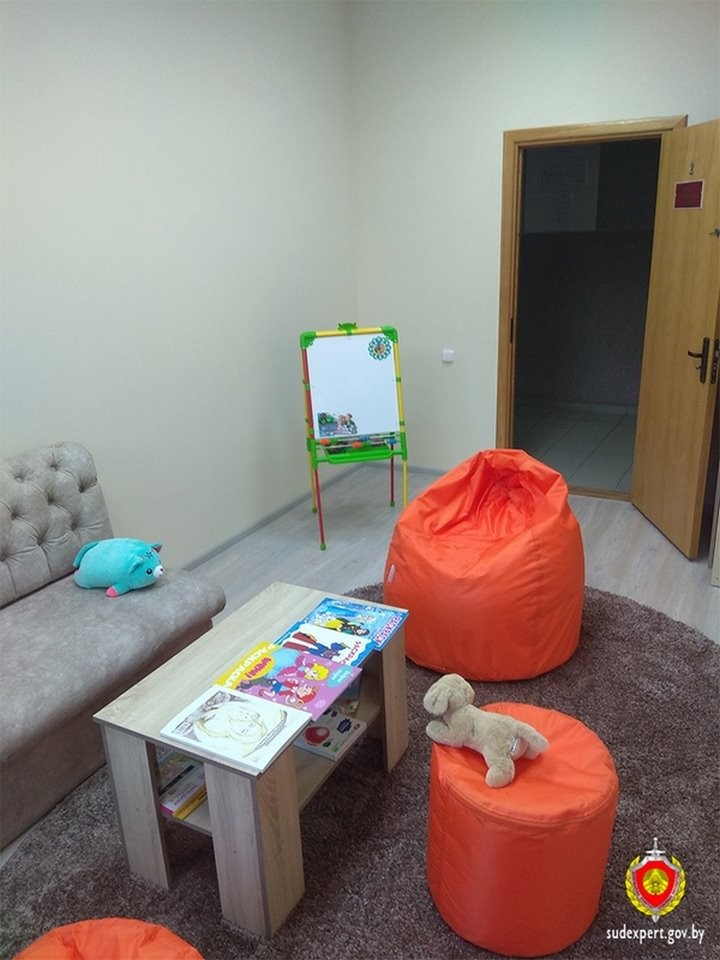 Дружественную детям комнату опроса обустроили судебные эксперты в Бресте