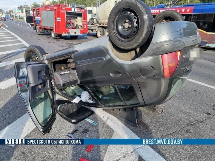 В Бресте перевернулся автомобиль. Стали известны подробности