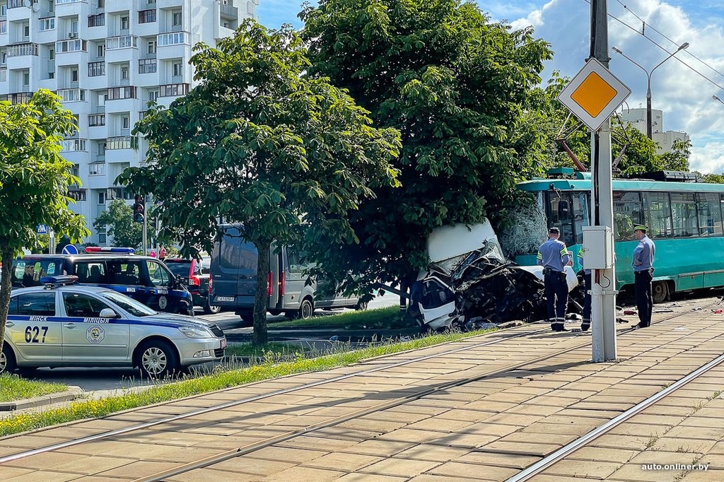 В Минске грузовой бус попал под трамвай, водитель умер
