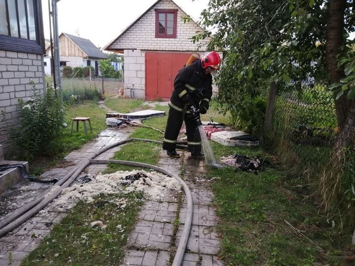 На пожаре в Пинске работники МЧС спасли мужчину-инвалида