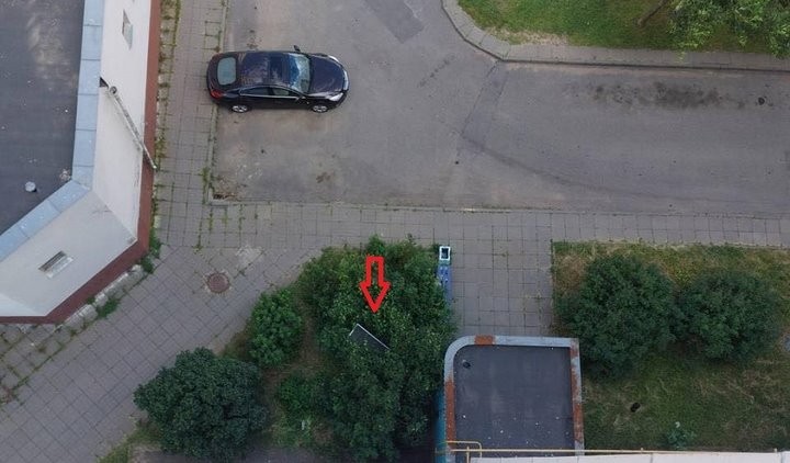 В Беларуси 6-летняя девочка выпала из окна 9 этажа вместе с москитной сеткой.  От полученных травм ребенок скончался