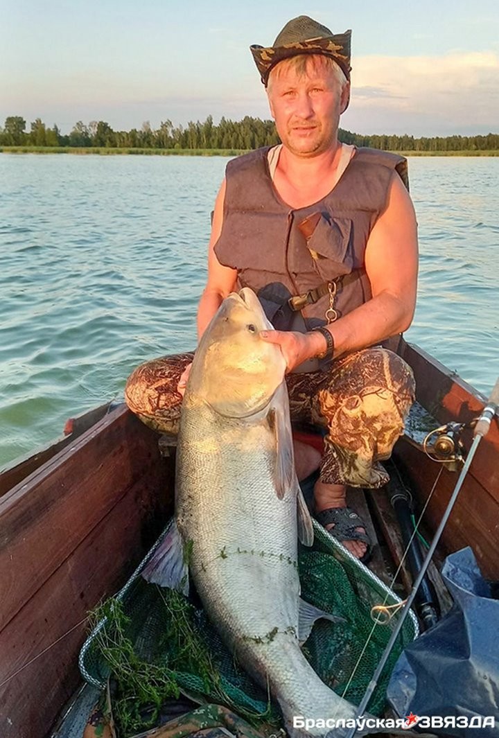 В Беларуси рыболов час боролся с 22-хкилограммовым толстолобиком. И победил
