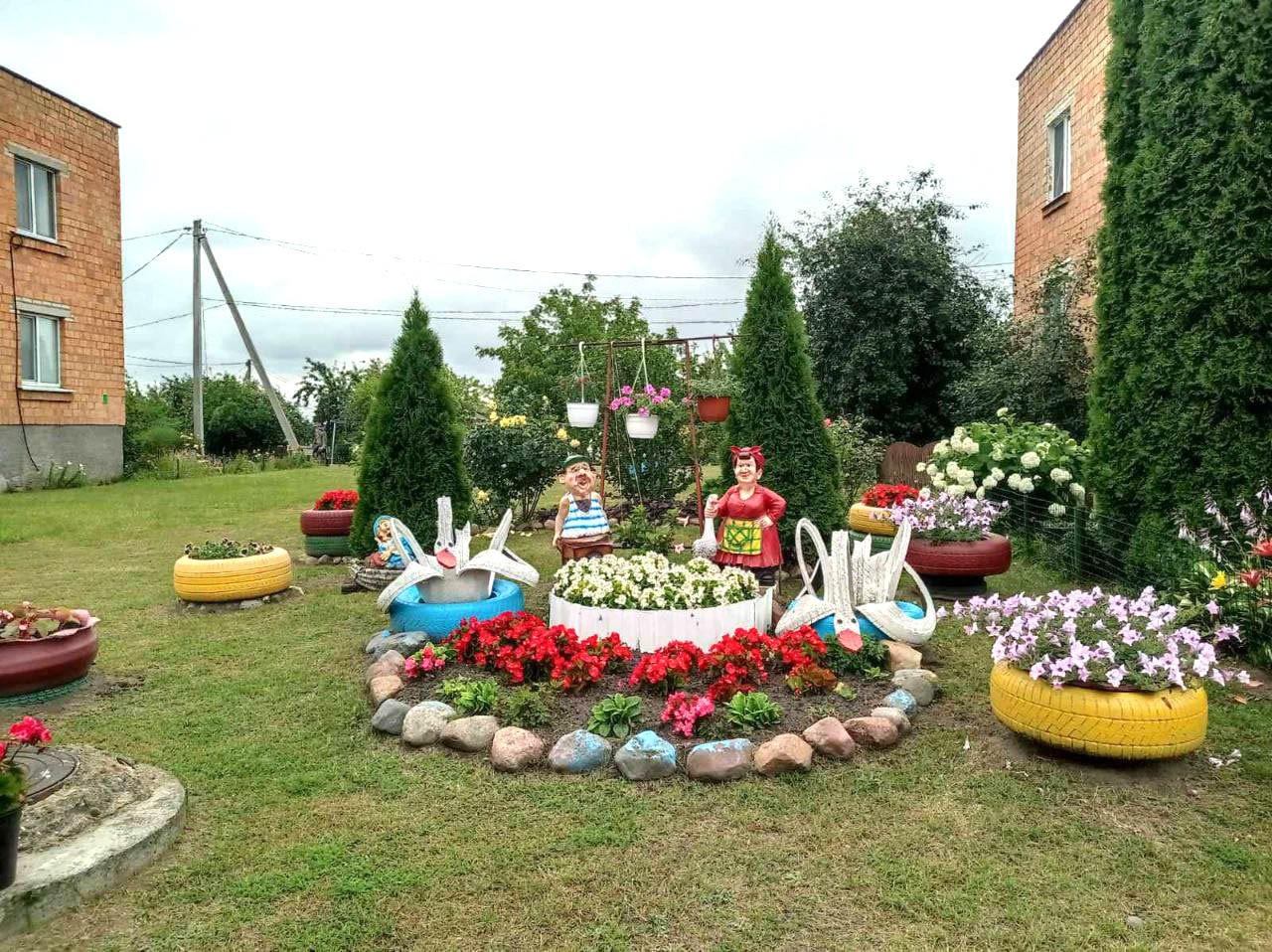 Посмотрите, какую клумбу в Брестской области обустроила семья