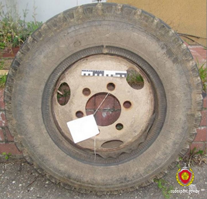 Мужчина пострадал во время подкачки колеса: камера взорвалась