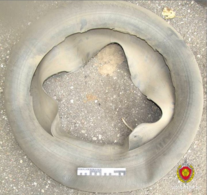 Мужчина пострадал во время подкачки колеса: камера взорвалась