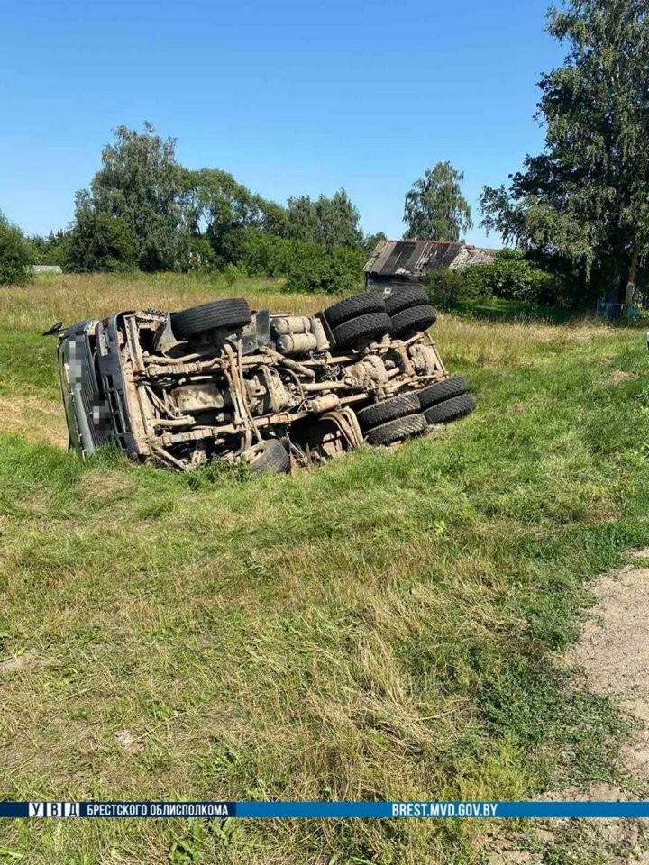 В Брестской области МАЗ съехал в кювет и перевернулся