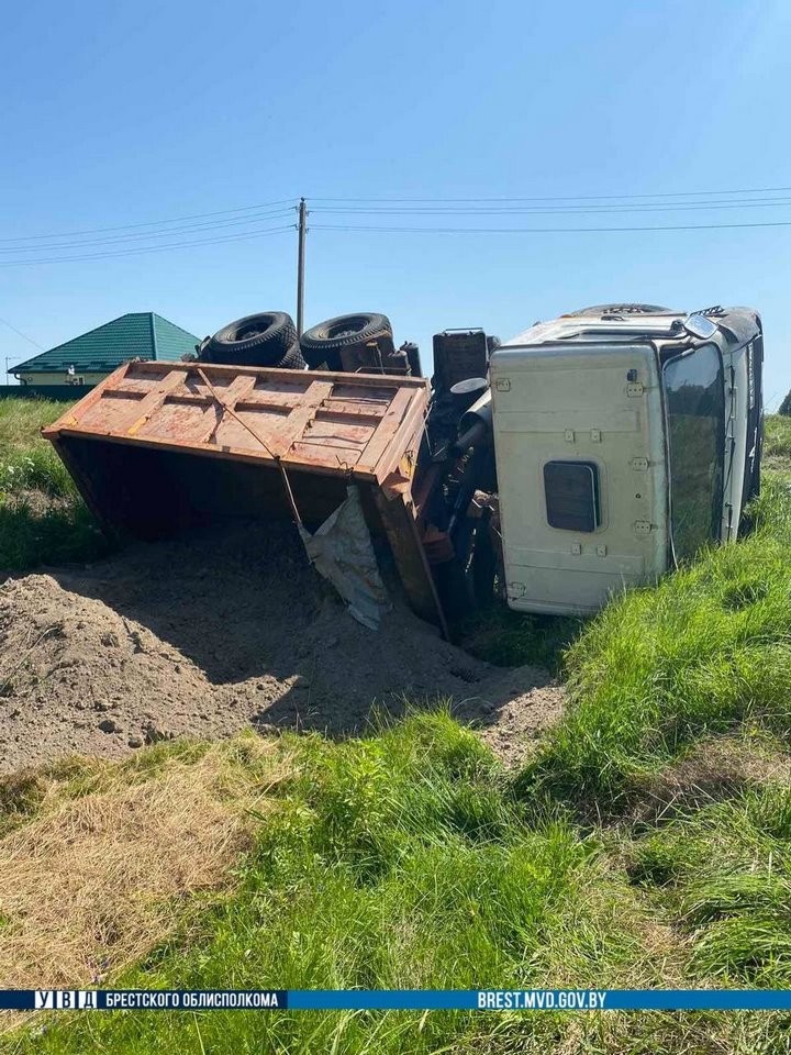 В Брестской области МАЗ съехал в кювет и перевернулся