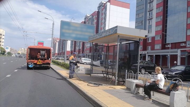 В Бресте моют остановки общественного транспорта