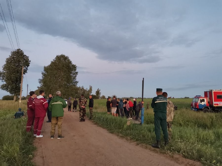 Пропавшего в Беларуси 3-летнего мальчика искали всю ночь и нашли в лесу